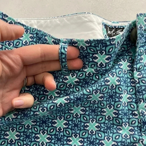 Lord & Taylor/ Shorts/ Patterned/ Size  US 10 - Picture 6 of 9